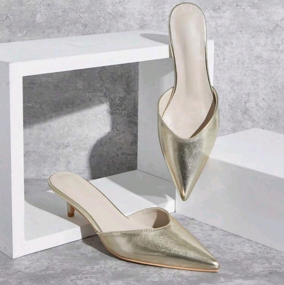 WomenElegant Light Gold Patent Pu Leather Stylish Chic Low Heel Pointed-Toe Shoe - Picture 3 of 5